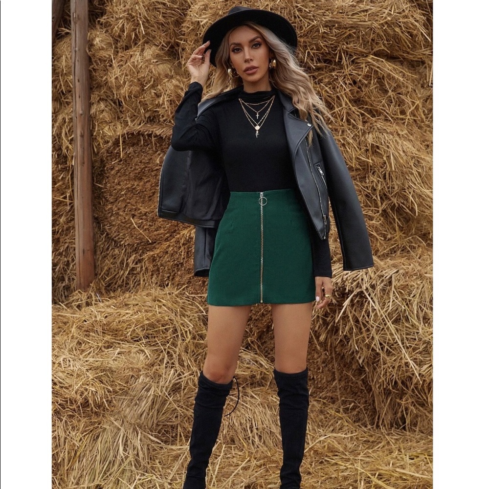 Shein dark green corduroy zipper front mini skirt. Size large (8/10).